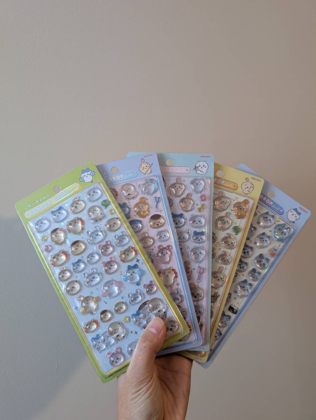 ボンボンドロップシールを手に持った写真